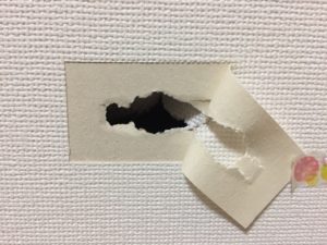 壁の穴を自分で修理 100均グッズ活用 200円で直せました 娘に